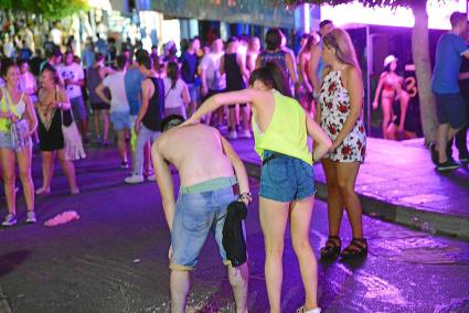 Kein seltener Anblick: Ein Jugendlicher übergibt sich auf der Calle Punta Ballena in Magaluf.