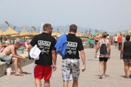 Passanten an der Playa de Palma im Sommer.