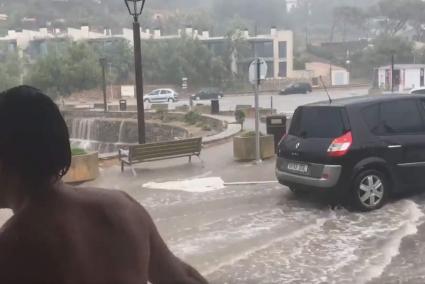 Ist das den die Möglichkeit! Platzregen im Juli an der Cala Sant Viçenc.