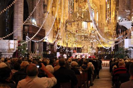 Das Archivfoto zeigt weihnachtlichen Lichterglanz beim deutschsprachigen ökumenischen Gottesdienst in Palmas Kathedrale.