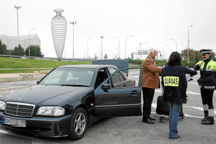 Razzia am Flughafen: Jahrelang gab es immer wieder Kontrollen von Zoll und Polizei. Im Visier: Autos mit ausländischen Kennzeich