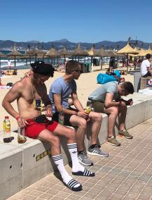 Als wäre nichts gewesen: Trinkende Urlauber an diesem Wochenende an der Playa de Palma.