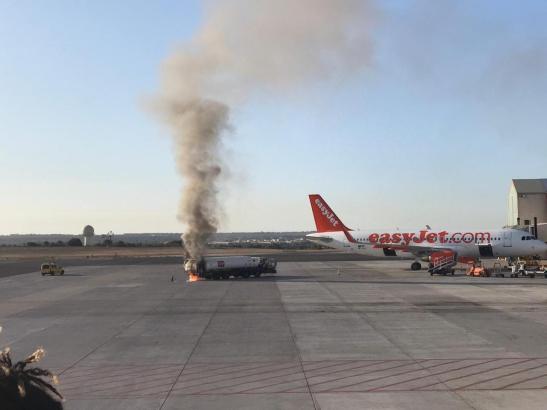 Am Flughafen von Palma de Mallorca brannte am frühen Donnerstagmorgen ein Tankwagen.