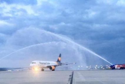 Mit einer Wasserfontäne der Flughafenfeuerwehr wurde 2018 die neue Airline "TCAB" auf Mallorca begrüßt.