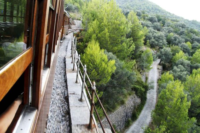 Der Sóller-Zug durchquert auf seiner Fahrt das Tramuntana-Gebirge.